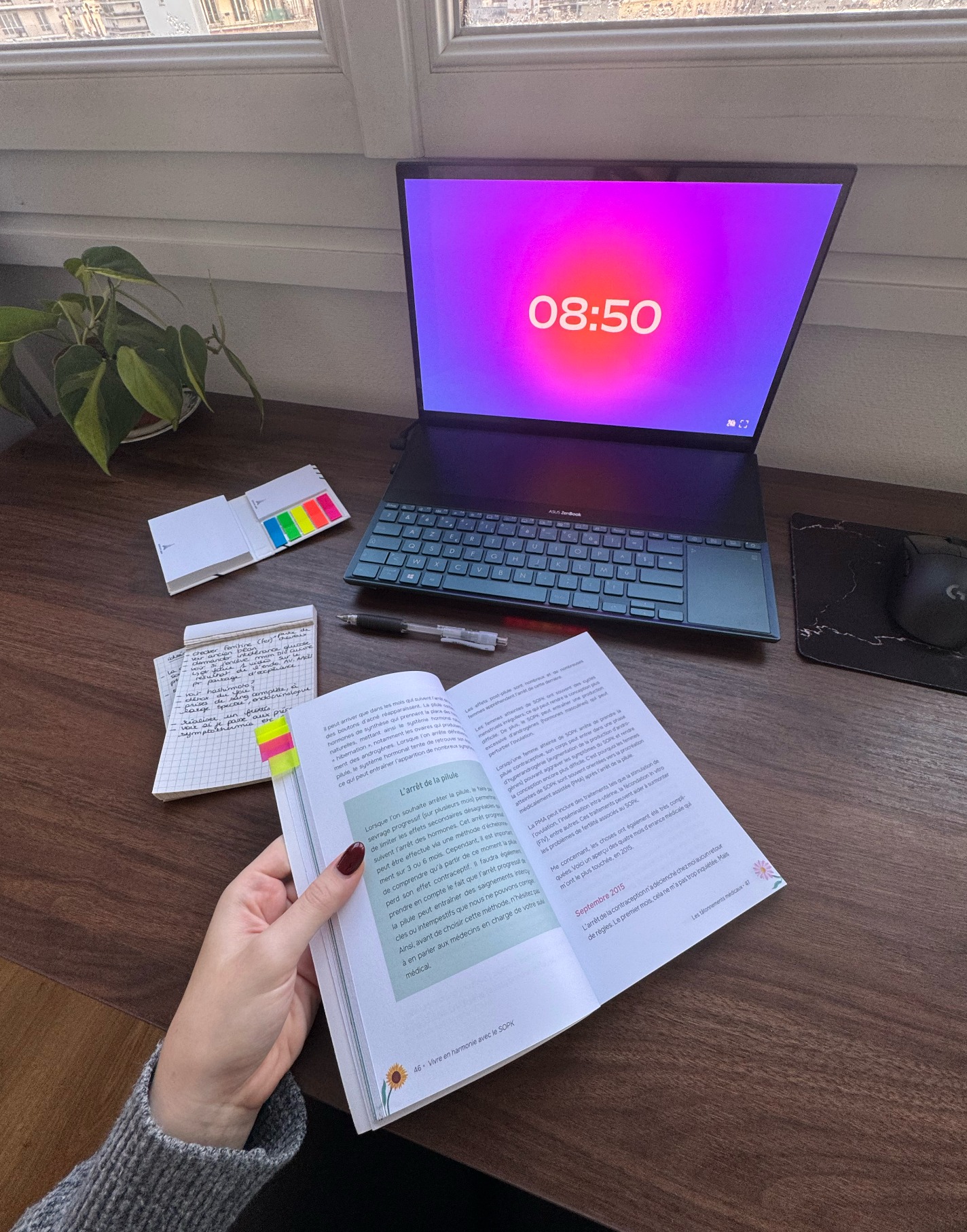 Livre sur le SMOP ouvert devant l'ordinateur et des notes manuscrites